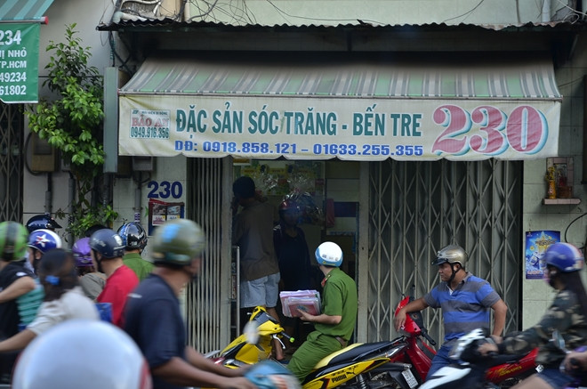 Công an khám nghiệm hiện trường vụ ông chủ tiệm bánh Pía bị bắn 