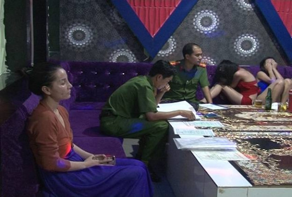 Lực lượng Công an lập biên bản cơ sở Tây Đô