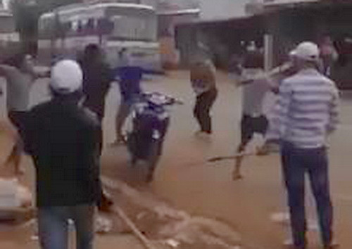 Hai nhóm cầm hung khí đánh nhau giữa đường. Ảnh cắt từ clip