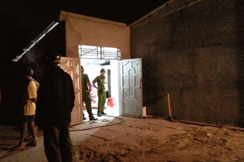 Lực lượng chức năng đang tiến hành kiểm tra hiện trường vụ án