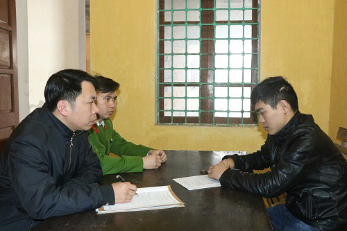 Nghi can Phi (phải) làm việc với cảnh sát. Ảnh: C.A