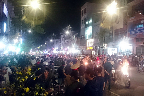 Hàng trăm người dân hiếu kỳ tập trung nơi xảy ra án mạng khiến giao thông ách tắc. Ảnh: Ngọc Trường