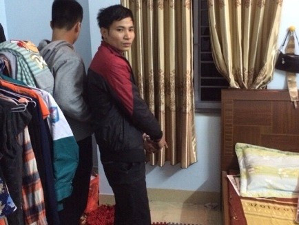 Đối tượng Tuân (vai áo màu đỏ) đang thực nghiệm lại hiện trường vụ trộm két. Ảnh: Báo An ninh Thủ đô