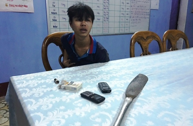 Đối tượng Phương cùng tang vật tại cơ quan công an