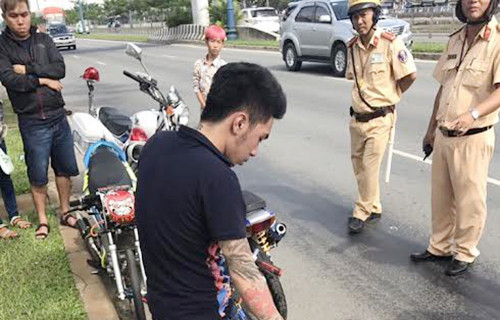 Nhiều thanh niên xăm trổ đua xe bị cảnh sát vây bắt. Ảnh: C.A