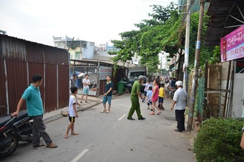 Lực lượng chức năng đang khám nghiệm hiện trường