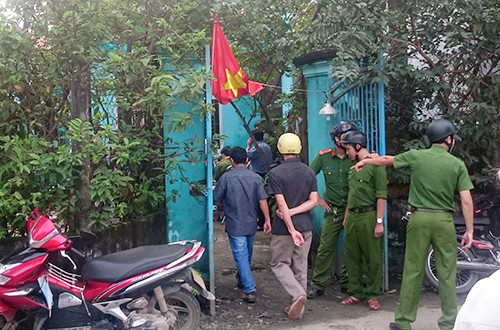 Công an bảo vệ hiện trường vụ án mạng