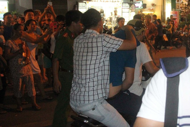 Người dân tập trung bên ngoài chung cư theo dõi vụ việc