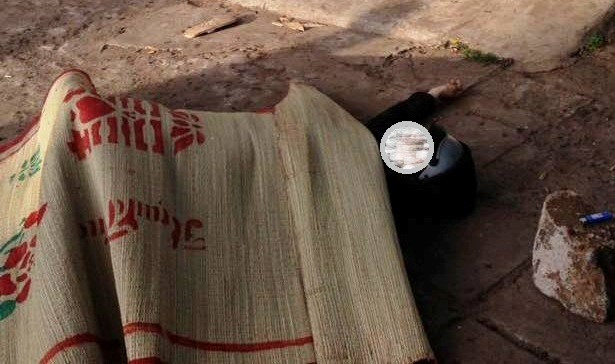 Thi thể nam thanh niên được người dân phát hiện nằm chết bên đường