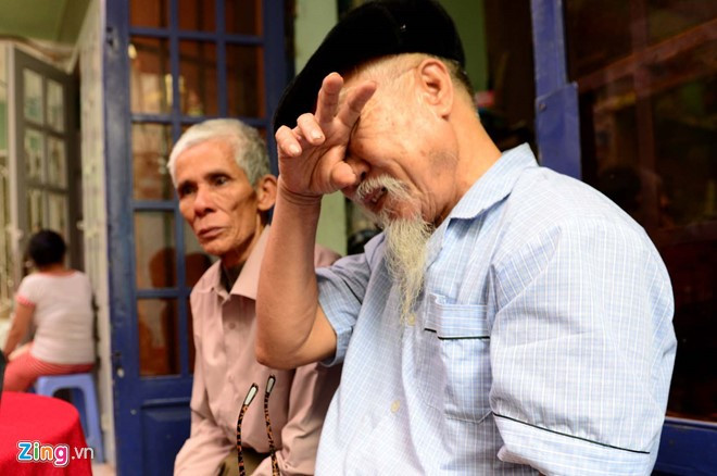 Ông Rợn (trái) và ông nội của Hằng (phải) khóc thương cháu gái