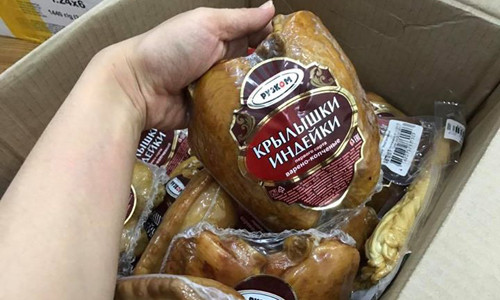 Chị Hương đóng gói mặt hàng Tết để giao cho những đồng nghiệp, bạn bè