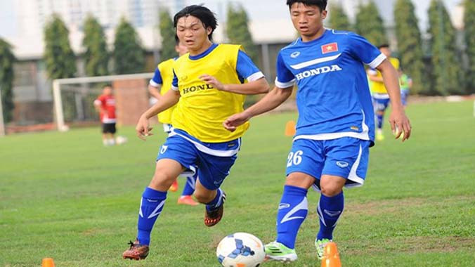 Trung vệ Tiến Dũng (phải) sẽ trở thành đồng đội của Công Phượng, Tuấn Anh ở lượt về V.League 2015. Ảnh: Tùng Lê.