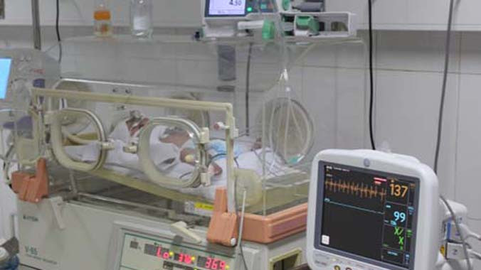 Bé trai sơ sinh con chị Thương đang được theo dõi tại bệnh viện. Ảnh: H C.