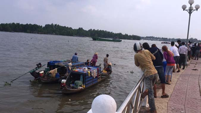 Các ghe cào tham gia tìm kiếm thi thể nạn nhân.