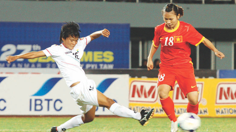 Tuyển nữ VN (đỏ) gặp Myanmar. Ảnh: tường vũ