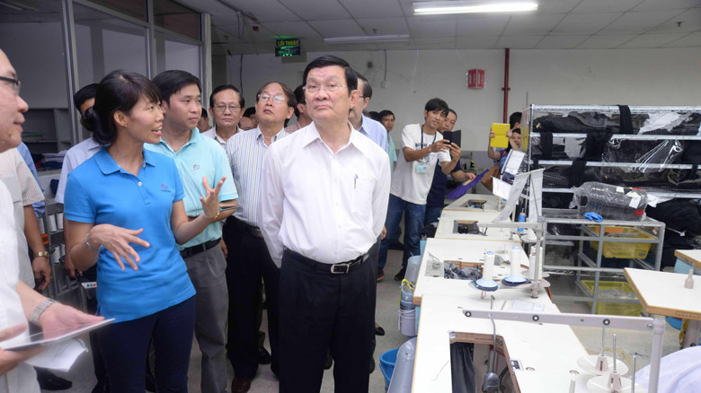 Chủ tịch nước thăm doanh nghiệp, công nhân tại khu công nghiệp VSIP I (Bình Dương). Ảnh: Diệp Đức Minh 