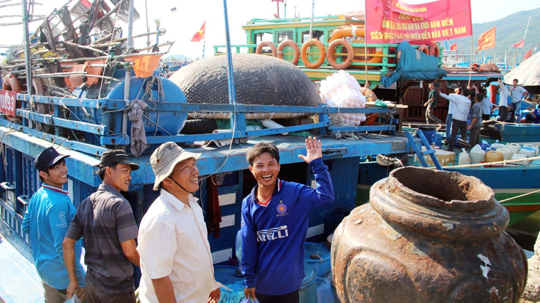 Ngư dân Đà Nẵng đồng loạt ra khơi chiều 15/5. Ảnh: Hoài Văn