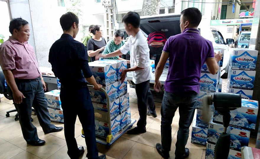 Qua báo Tiền Phong, Habeco đã quyên góp ủng hộ để san sẻ khó khăn với người dân vùng lũ miền Trung.