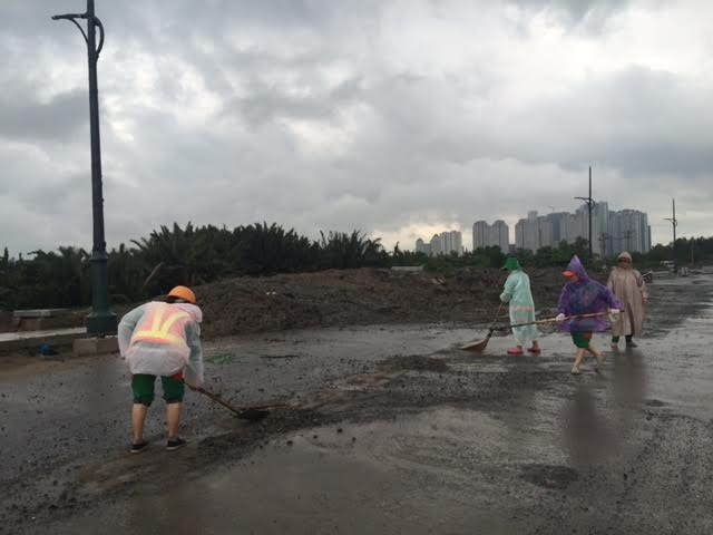 Công nhân thu dọn bùn đất.