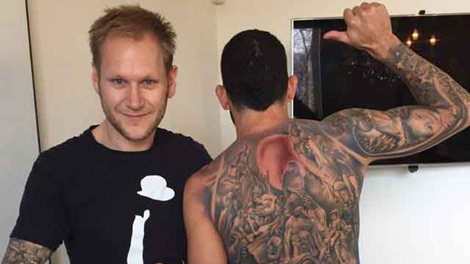 Hình xăm kín lưng của Tevez,