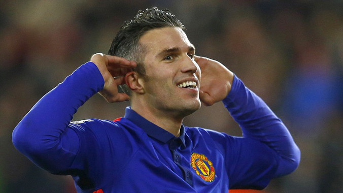 Van Persie bừng sáng, M.U vào tốp 3.