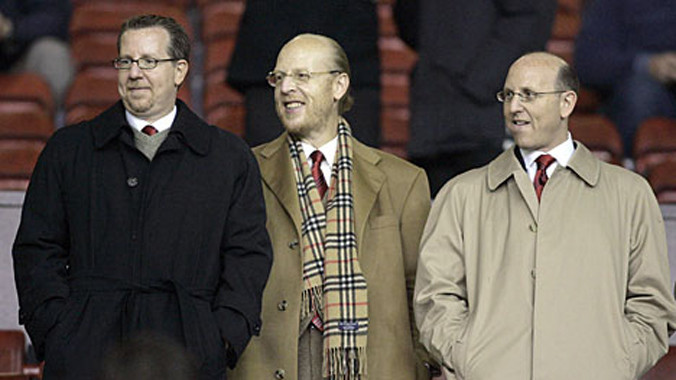 Edward Glazer (ngoài cùng bên phải) quyết định rút cổ phần khỏi M.U.