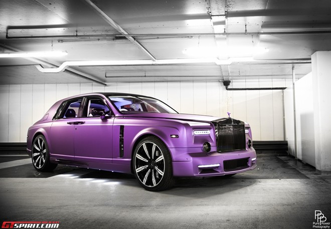 Rolls-Royce Phantom hiện là một trong những mẫu sedan siêu sang hàng đầu thế giới. Mẫu xe đến từ Anh Quốc được thiết kế với những đường nét sang trọng, quý phái và rất dễ nhận biết mỗi khi xuất hiện trên đường.
