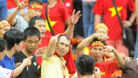 CĐV Việt Nam đổ máu trên khán đài sân Shah Alam. Ảnh: Quang Trung.