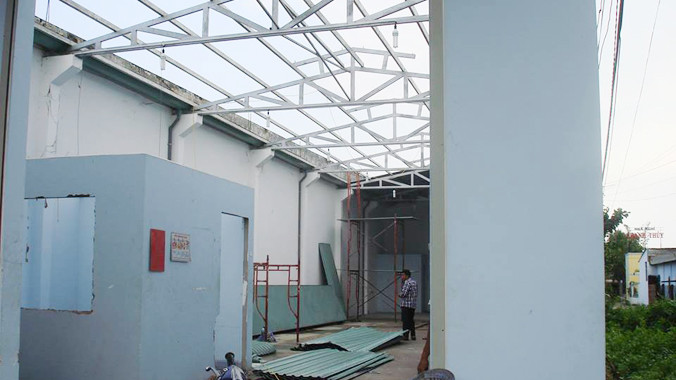 Dỡ mái tôn. Ảnh: Thanh Phong.