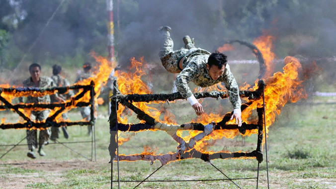Buổi lễ diễn ra tại Thao trường Tổng hợp Lữ Đoàn đặc công 429, xã Vĩnh Hòa, Phú Giáo, Bình Dương. Trong ảnh Bộ đội đặc công trình diễn kỹ thuật vận động vượt chướng ngại vật. Ảnh: An Hiếu/TTXVN.