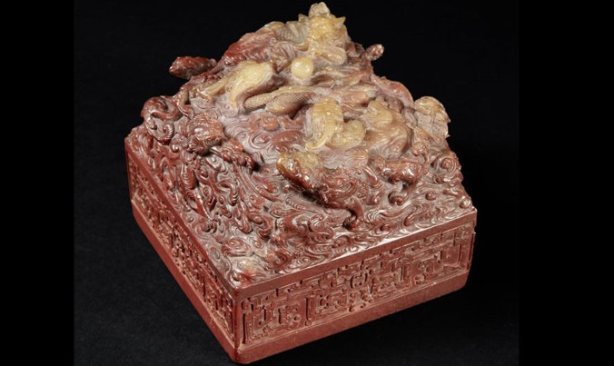 Ngọc tỷ của vua Càn Long được mua với giá 22 triệu USD hôm 14/12 tại Paris, Pháp. Ảnh: AFP/Getty.