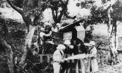 Pháo của quân ta tại trận địa Láng, Hà Nội chuẩn bị khai hỏa, trừng trị quân xâm lược. Ảnh: TTXVN.