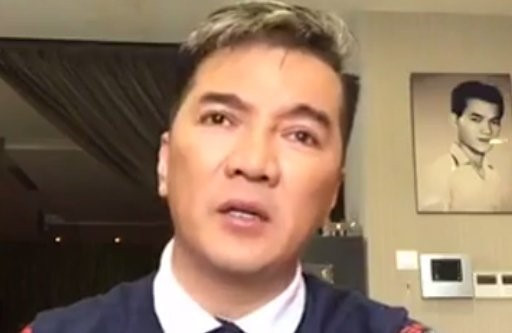 Mr. Đàm khóc nức nở khi live stream công khai phải trả nợ thay mẹ hơn 30 năm qua. Ảnh chụp màn hình.