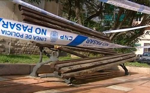 Chiếc ghế mà cụ ông ngồi và bị người phụ nữ tự tử lao trúng bị hư hỏng nặng. Ảnh: Antena3.