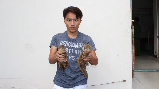 Khoa cầm tang vật. Ảnh do WCS cung cấp. 