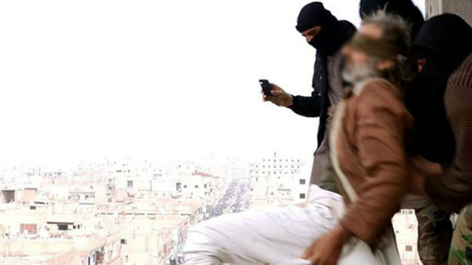 IS hành quyết người bị nghi là đồng tính bằng cách thả từ trên cao xuống. Ảnh: Mirror.