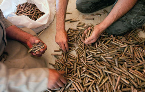 Phiến quân IS luôn có nguồn cung đạn dược không bao giờ cạn từ các lái súng ở Syria. Ảnh: DefenseNews.