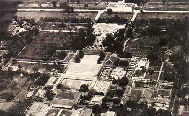 Toàn cảnh Tử Cấm Thành trong Kinh thành Huế chụp bằng không ảnh lúc xưa, khi mà chiến tranh chưa tàn phá một số công trình quan trọng ở đây. Ảnh: internet.