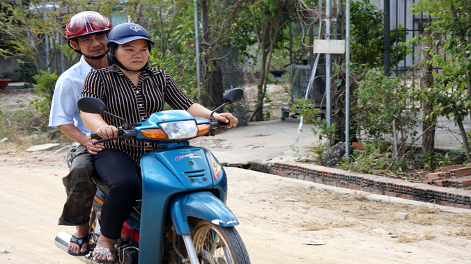 Sau thời gian dài ngồi tù, ông Nén không biết đi xe máy, đi đâu phải nhờ vợ chở.