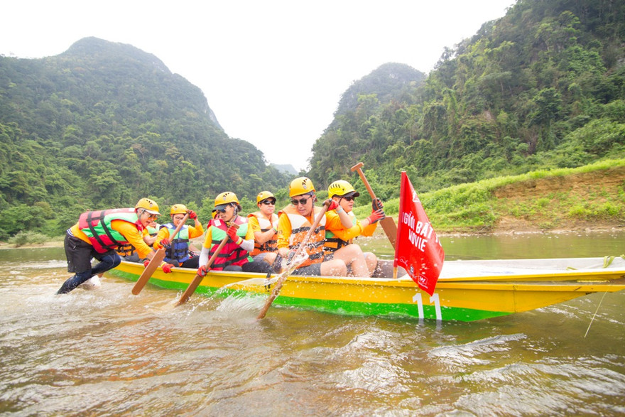 Victor Vũ đưa đoàn làm phim khám phá lại Quảng Bình