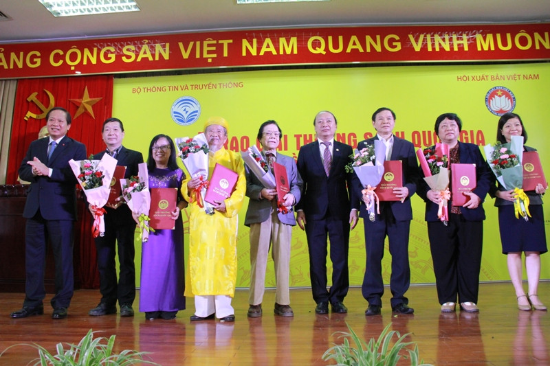 Tác giả 97 tuổi đạt giải A Sách hay sau 4 năm nghiền ngẫm tài liệu