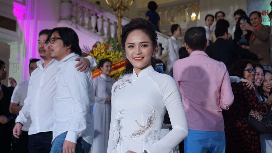 Thu Quỳnh dịu dàng trong lễ kỷ niệm 40 năm Nhà hát Tuổi trẻ