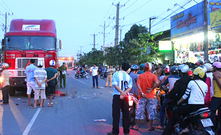 Hiện trường vụ tai nạn khiến một thanh niên chết thảm.