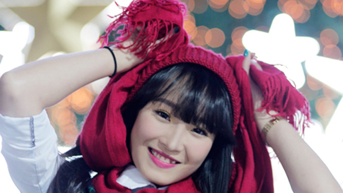 Hoa khôi sinh viên Hà Nội tạo dáng nhí nhảnh tạo dáng trên phố mùa Noel.