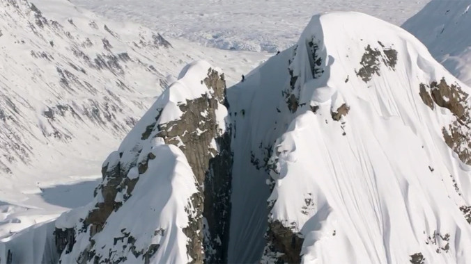 Thót tim với màn trượt tuyết qua khe núi