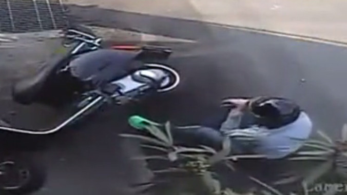 Thoát chết gang tấc nhờ đội mũ bảo hiểm