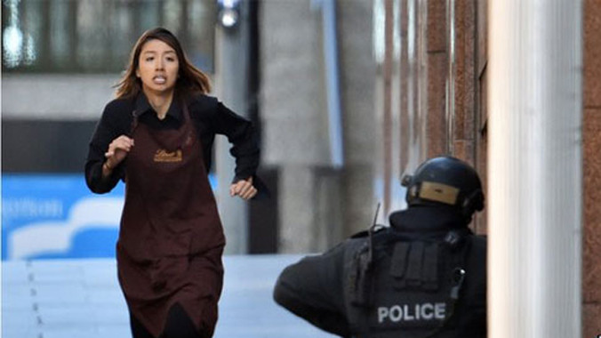 [VIDEO]: Hai con tin hoảng loạn tháo chạy khỏi kẻ bắt cóc