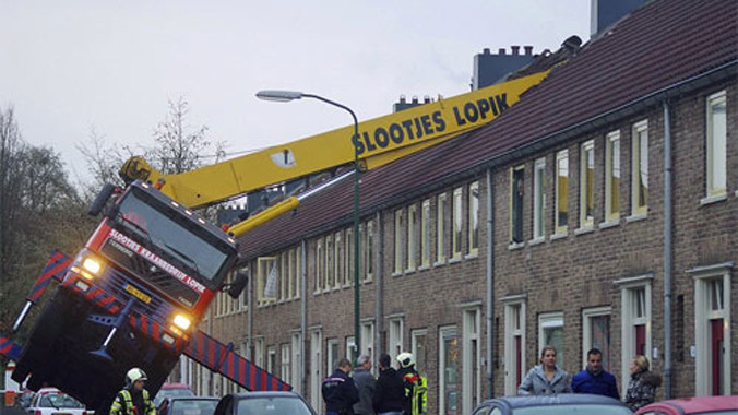 Thật không may, chiếc cần cẩu bỗng đổ sụp xuống mái nhà vì không chịu được sức nặng.