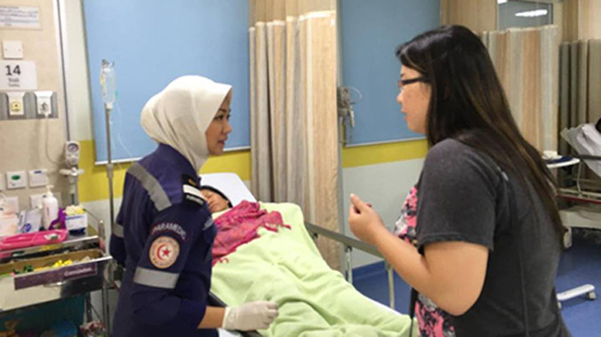 Nhân viên y tế Bệnh viện Catering thăm khám cho bệnh nhân Bé Huệ. Ảnh: T.T.