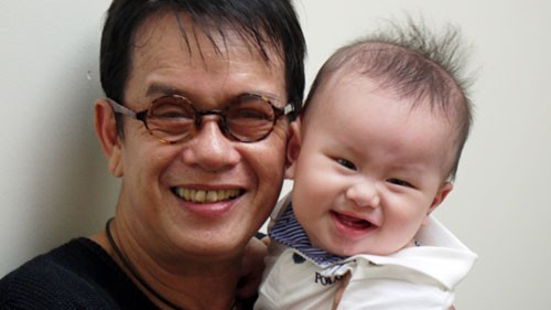 Nhạc sĩ Đức Huy hạnh phúc với chuyện 'cha già, con mọn'